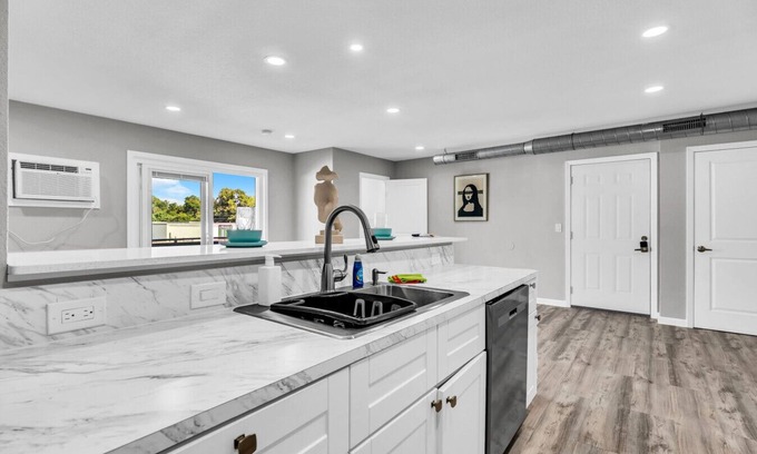 West Arlington Apartamento | Modern 2BR Apartment Near Texas Live Entertainment