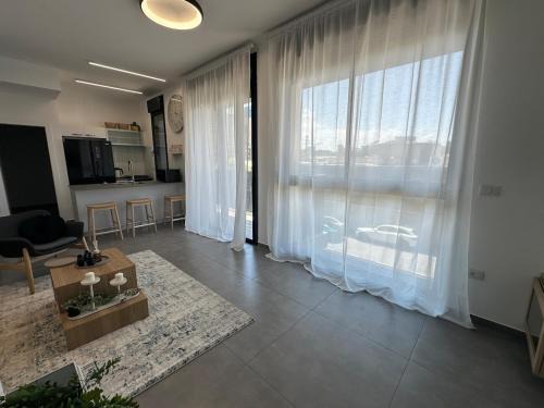 Tel Aviv Apartamento | Modern 2BR by Azrieli & Sarona