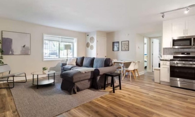 Pittsburgh Apartamento | Modern 2BR East Liberty Apt | Parking Smart TV CMU