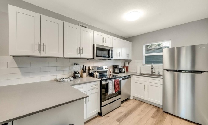 Hyde Park Apartamento | Modern 2BR Near UT Hyde Park Evonify