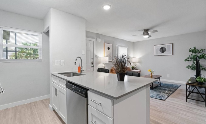 Hyde Park Apartamento | Modern 2BR Near UT Hyde Park Evonify