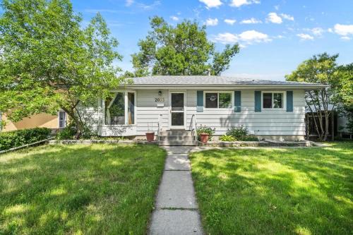 Southeast Calgary Apartamento | Modern 2BR Suite, Near Downtown, Walk to Dining &Transit