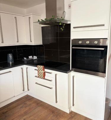 River Casa | Modern 3 Bed Free Parking 10 mins walk to station