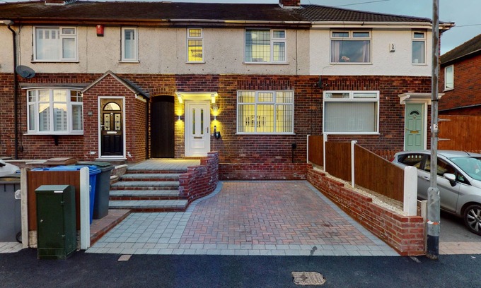 Forsbrook Casa | Modern 3 Bed house. 8 miles from Alton Towers.