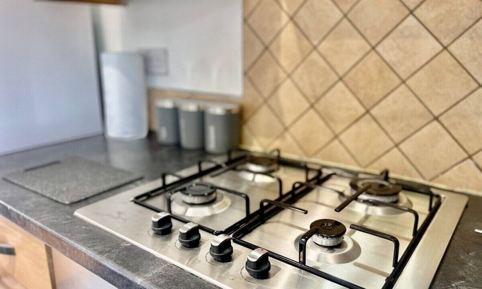 Heaton Casa | Modern 3 Bed Romford Home (Free Parking)