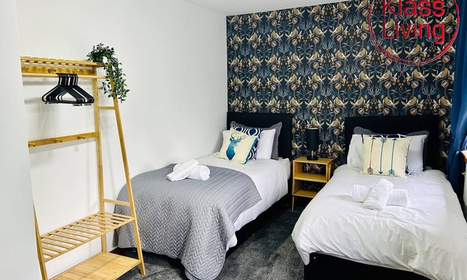 Glasgow Casa | Modern 3 bedroom house with private parking, modern kitchen and easy access around Glasgow