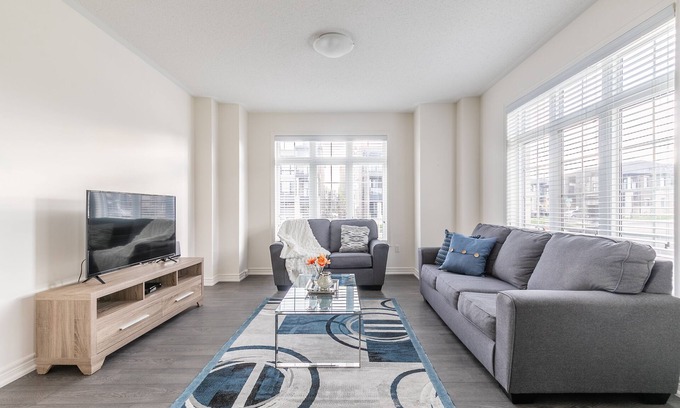 Uptown Casa | MODERN 3 BEDROOM HOUSE IN FAMILY FRIENDLY NEIGHBOURHOOD