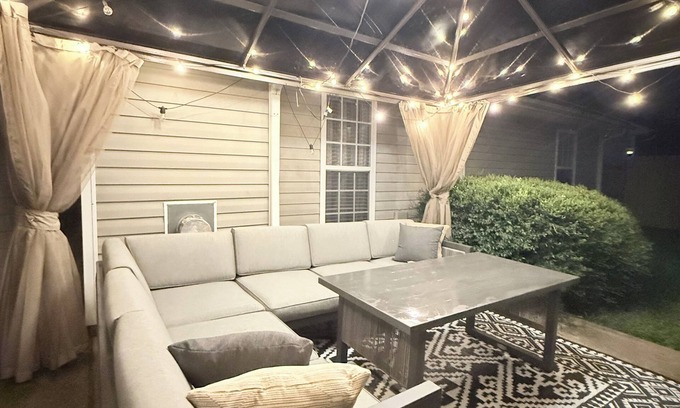 Prosperity Church Road Casa | Modern 3 BR 2 BA Home with Backyard – 8mi Downtown