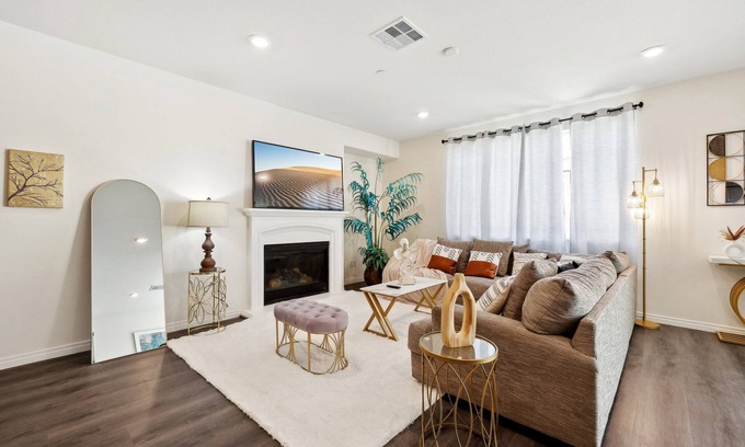 Sun City Casa | Modern 3000 sqft 5BR/3.5BTH, Gated Yard, Garage