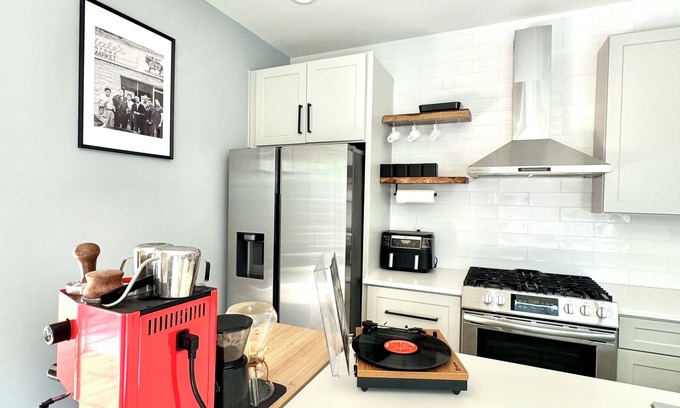 Highland Park Casa | Modern 3BR, 2.5BA Near Downtown San Antonio/Texas