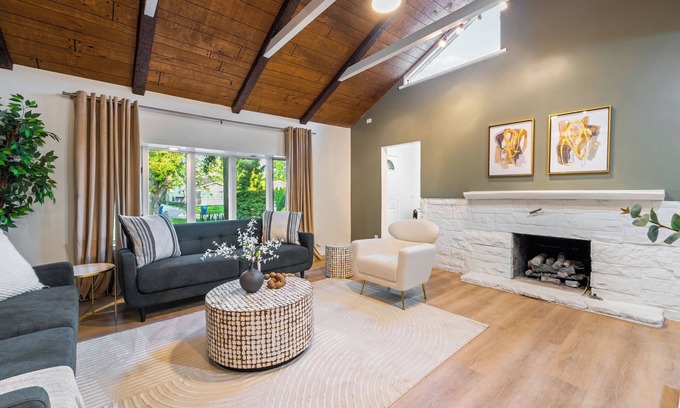 Elmhurst Casa | Modern 3BR Family Retreat , Close to O’Hare & Downtown. Pet-Friendly!