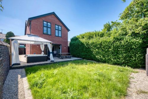 Curdworth Casa | Modern 3BR Home in 24 Breeden Dr Near M6, NEC & Airport Hot Tub, Netflix, Free Parking