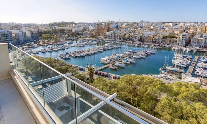 Pieta Apartamento | Modern 3BR home with Stunning Marina View in Pieta
