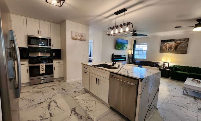 Rosewood Casa | Modern 3BR House near Downton Austin