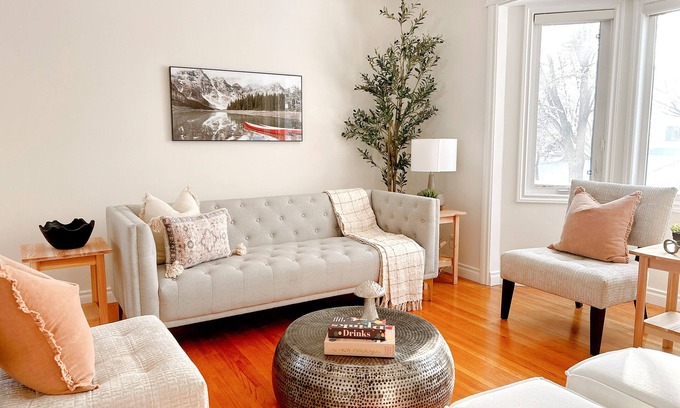 Northwest Calgary Casa | Modern 3BR Near Airport & DT