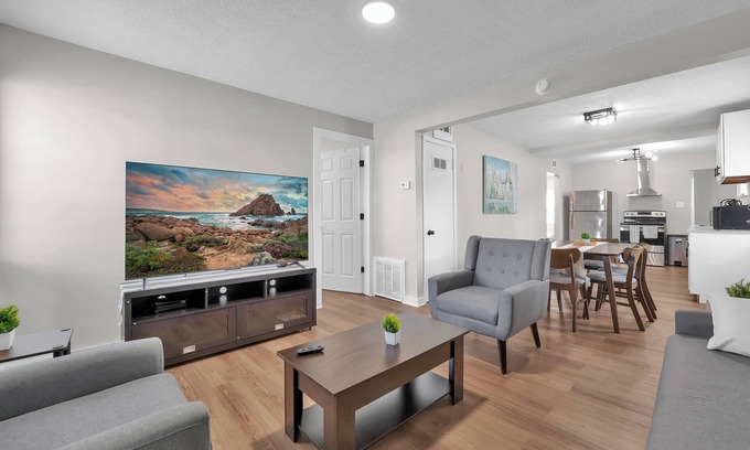 Westgate Casa | Modern 3BR Near Downtown & Casino, Pet-friendly, Fast Wi-Fi, Laundry