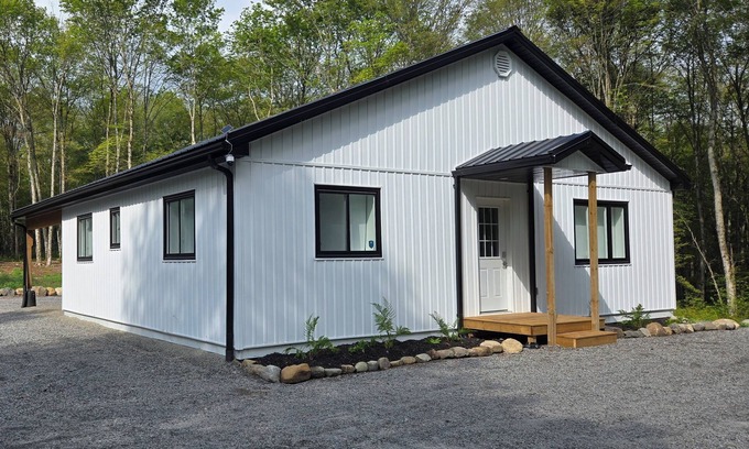 Armour Casa | Modern 3BR Retreat | Starlink Wi-Fi, AC & Firepit