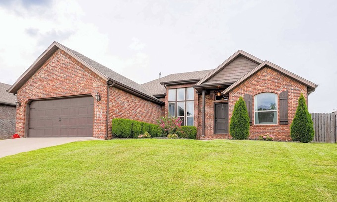 Cave Springs Casa | Modern 3BR Retreat EV Charger Fenced Yard by XNA