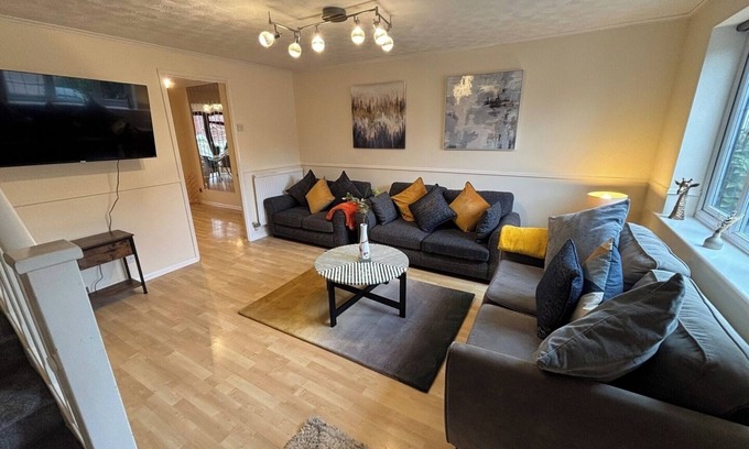 Gooshays Casa | Modern 4-Bed Home | Long Stay | Parking and Wi-Fi