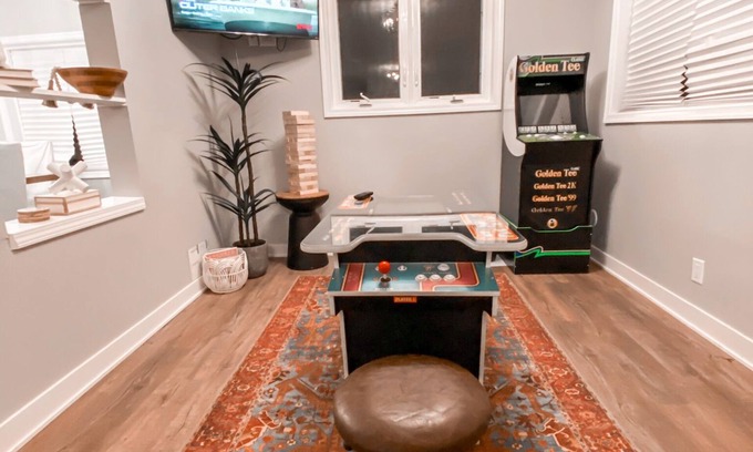Browns Lake Casa | Modern 4 bed Lake House Steps from Browns Lake w. Arcade Room + Private Beach