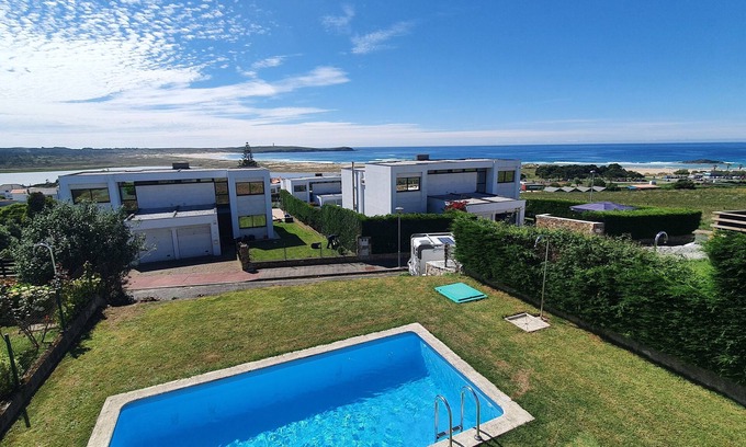 Valdovino Villa | Modern 4 Double Bedroom Villa with Pool / Garden