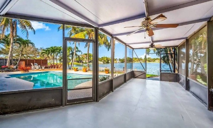 Pembroke Pines Casa | Modern, 4B/3B with Pool and Lake
