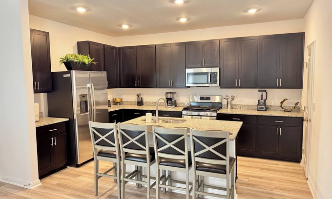 Del Valle Casa | Modern 4BR New Home w Luxury Touches