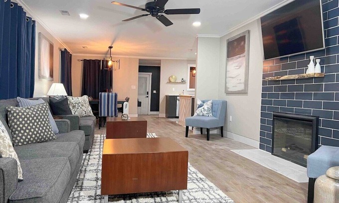 Decatur Casa | Modern 4BR Retreat Games Fire Pit Movie Room