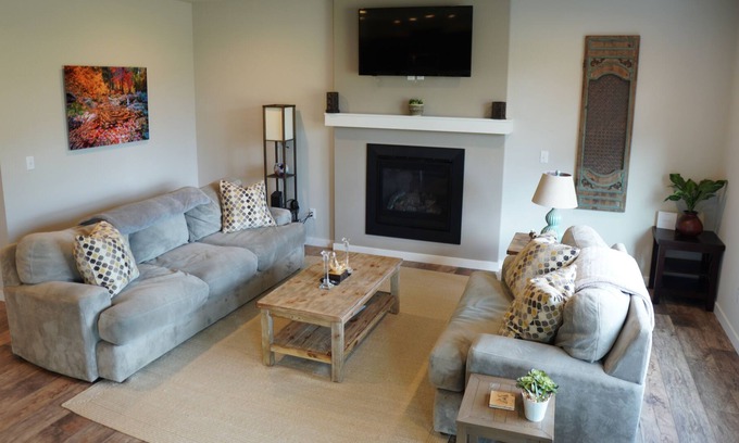 Everett Casa | Modern 5 Bed 3 Bath house with Lake Access