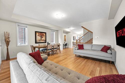 Burlington Casa | Modern 5 Bed Home Near Burlington Pier, Downtown, Hospital, GO