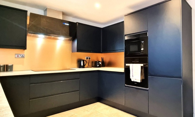 Swindon Casa | Modern 6 Bedroom 4 Bath House w Parking