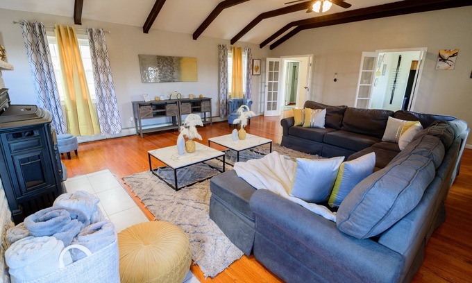 Gouldsboro Casa | "Modern 6BR Pocono Lake View Home Near Attractions W Balcony”