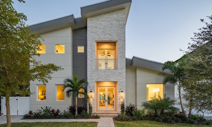 Arlington Park Casa | Modern 6BR Sarasota Getaway w/ Heated Pool & Rooftop Terrace