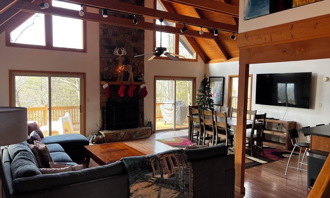 Berkeley Springs Casa | Moderno y Pacífica Chalet con impresionantes vistas a la montaña