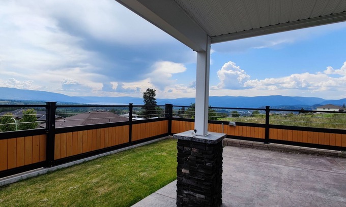 Black Mountain Casa | Modern and spacious 2 beds and 2 baths suite with fantastic view for 1-5 guests