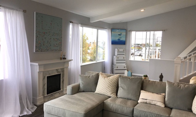 Marin City Alquiler De Eote | Modern and Spacious 2 Bedroom Houseboat Living