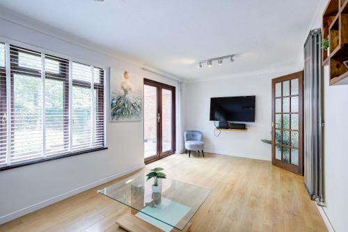 Newborough Casa | Modern and Spacious 3 Bedroom Home in Peterborough