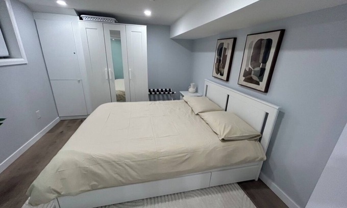 Toronto Apartamento | Modern and Stylish Basement Suite with Private Entrance
