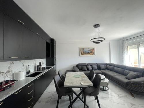 Mbrostar-Urë Apartamento | Modern Apartment in Fier, Albania