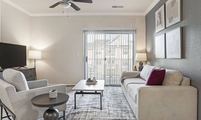 Mint Hill Apartamento | Modern Apartment in Prime Location (ID8995X37)