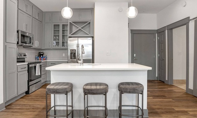 Second Ward Apartamento | Modern Apartment in Prime Location (ID5175X53)