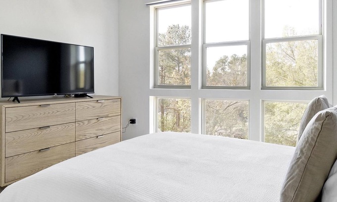 Chapel Hill Apartamento | Modern Apartment in Prime Location (ID1255X476)