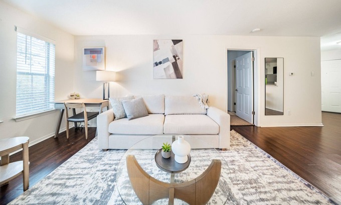 North Royalton Apartamento | Modern Apartment in Prime Location (ID5072X67)