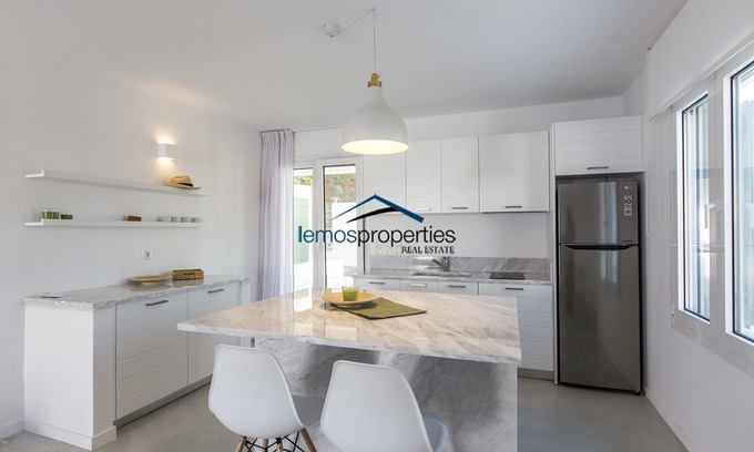 Koundouros Apartamento | Apartamento moderno con vistas al mar y piscina.