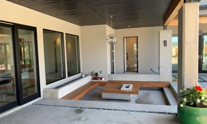 Southeast Kelowna Casa | Modern Apple Orchard Estate