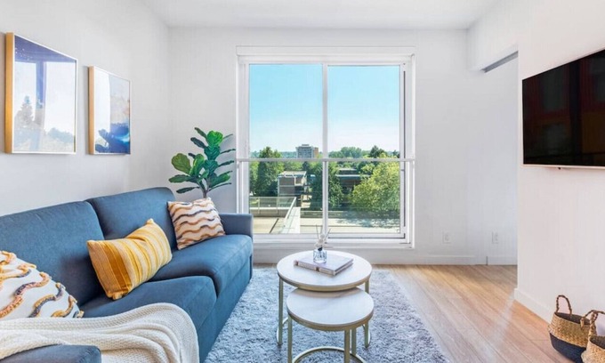 Downtown Eastside Apartamento | Modern Apt 6min to DT w/ City View and Parking