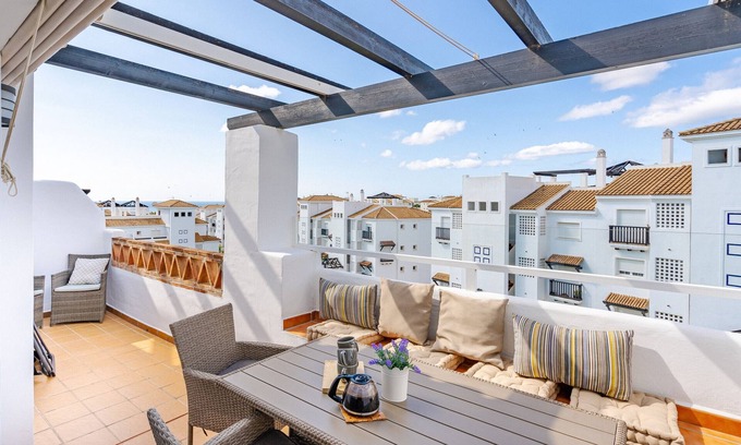 San Luis de Sabinillas Apartamento | Modern apt with sea views, two poolareas, close to parks & beaches Manilva