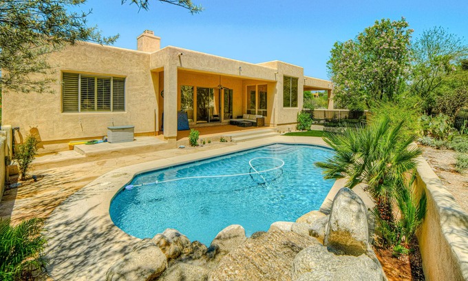 Catalina Foothills Estates Casa | Modern & attractive desert home with WiFi, private pool, W/D & AC - 1 dog OK