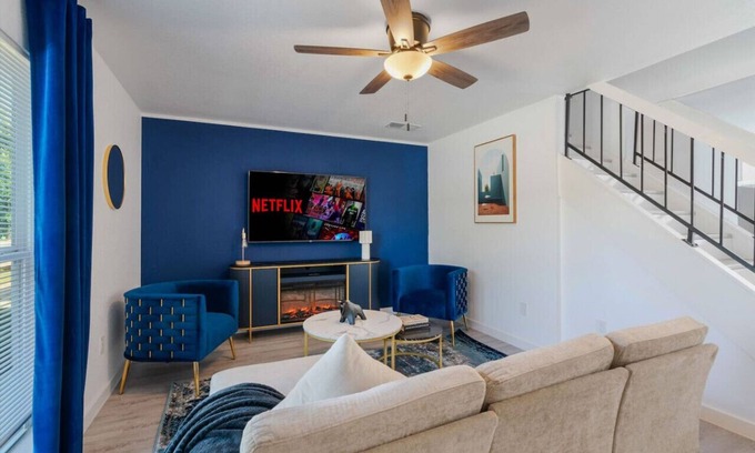 Coronado Hills Casa | Luxury l Easy to DownTown l Balcony l Fireplace