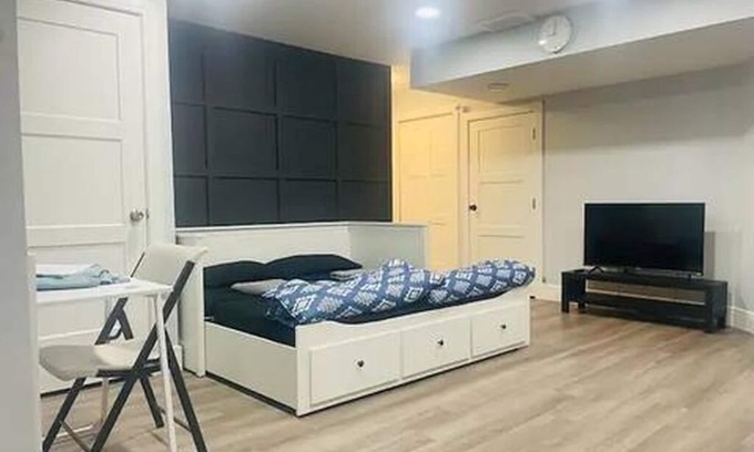 Southwest Edmonton Apartamento | Modern Basement Suite – Close to Edmonton Intl. Airport!